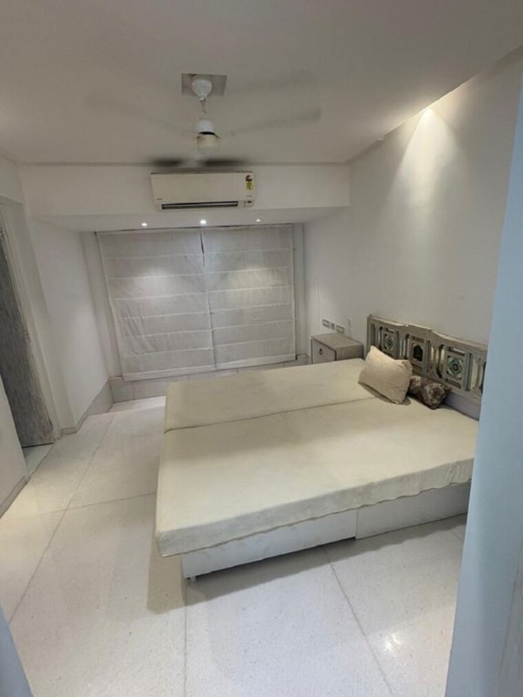 Room, khar west 3 Bedroom 1100 Sq.Ft. Apartment In Khar West Mumbai 10607616