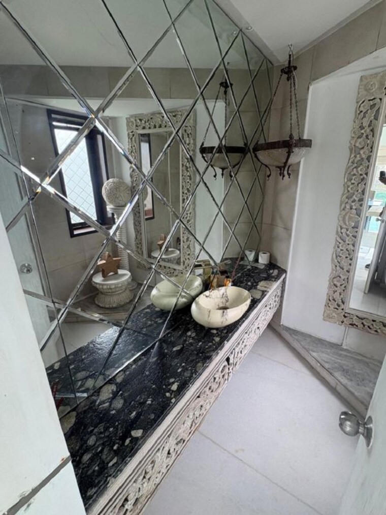 Washroom, khar west 3 Bedroom 1100 Sq.Ft. Apartment In Khar West Mumbai 10607616