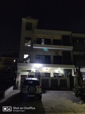 Parking in 3 BHK Builder Floor at Sector 45 – for Rent