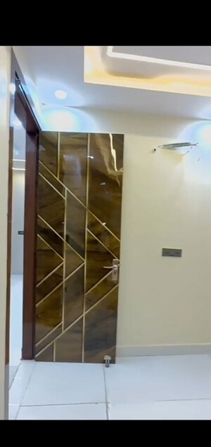 Furnished Amenities in 3 BHK Builder Floor at Raja Puri – for Sale