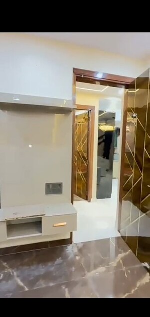 Furnished Amenities in 3 BHK Builder Floor at Raja Puri – for Sale