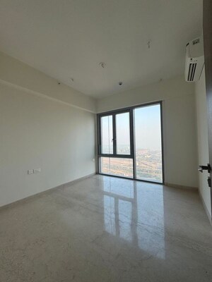 Room in 2 BHK Apartment at Piramal Aranya Ahan, Byculla – for Rent