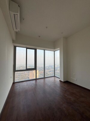 Room in 2 BHK Apartment at Piramal Aranya Ahan, Byculla – for Rent