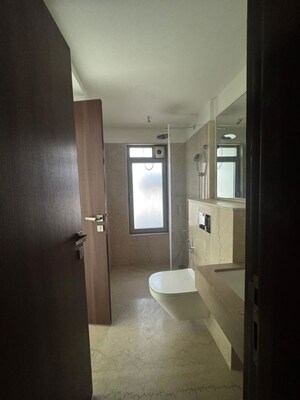 Room in 2 BHK Apartment at Piramal Aranya Ahan, Byculla – for Rent
