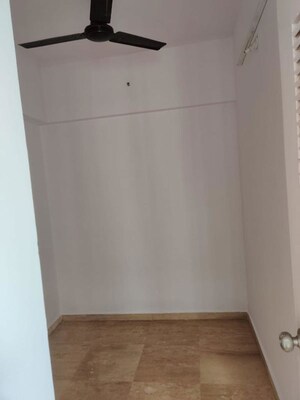Room in 3.5 BHK Apartment at Imperial Heights Phase 2, Goregaon West – for Sale