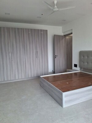 Room in 4 BHK Apartment at Joy Legend, Khar West – for Rent