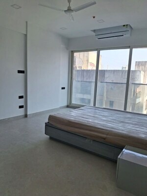Room in 4 BHK Apartment at Joy Legend, Khar West – for Rent