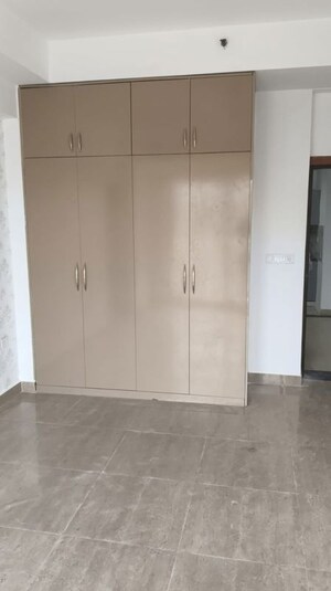 Room in 2.5 BHK Apartment at Mahagun Moderne, Sector 78 – for Sale