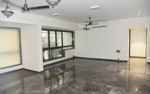 Room in 4 BHK Apartment at Vithaldas Nagar – for Rent