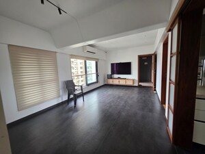 Room in 2 BHK Apartment at Piramal Aranya, Byculla – for Rent