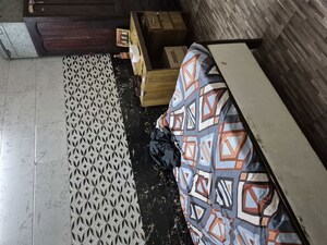 Parking in 1.5 BHK Builder Floor at Mayur Vihar – for Rent
