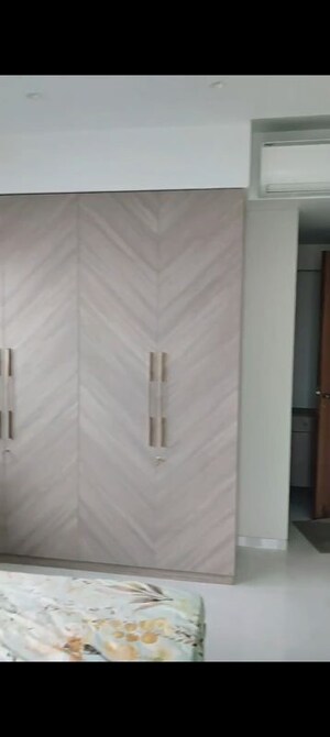 Room in 3 BHK Apartment at Twin Towers, Prabhadevi – for Rent