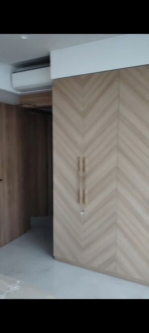 Room in 3 BHK Apartment at Twin Towers, Prabhadevi – for Rent