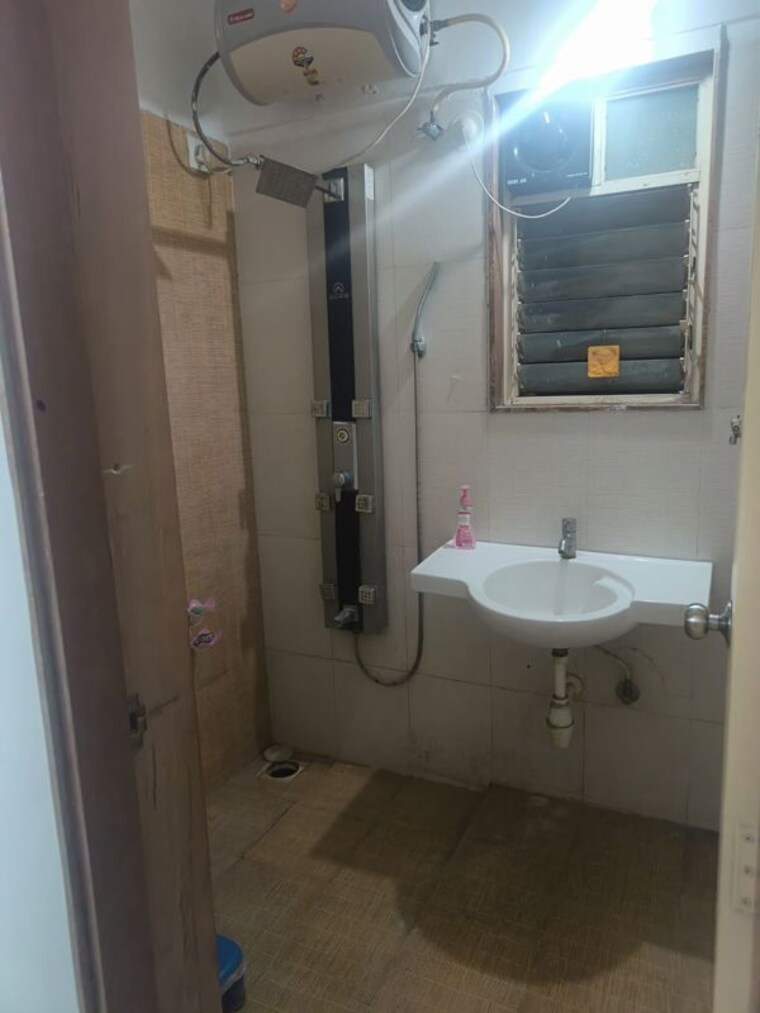 Bathroom, manav-silver-skyscapes 2 Bedroom 1100 Sq.Ft. Apartment In Wakad Pune 10608162