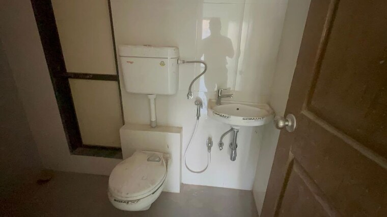 Bathroom, platinum-life 3 Bedroom 1100 Sq.Ft. Apartment In Andheri West Mumbai 10608211