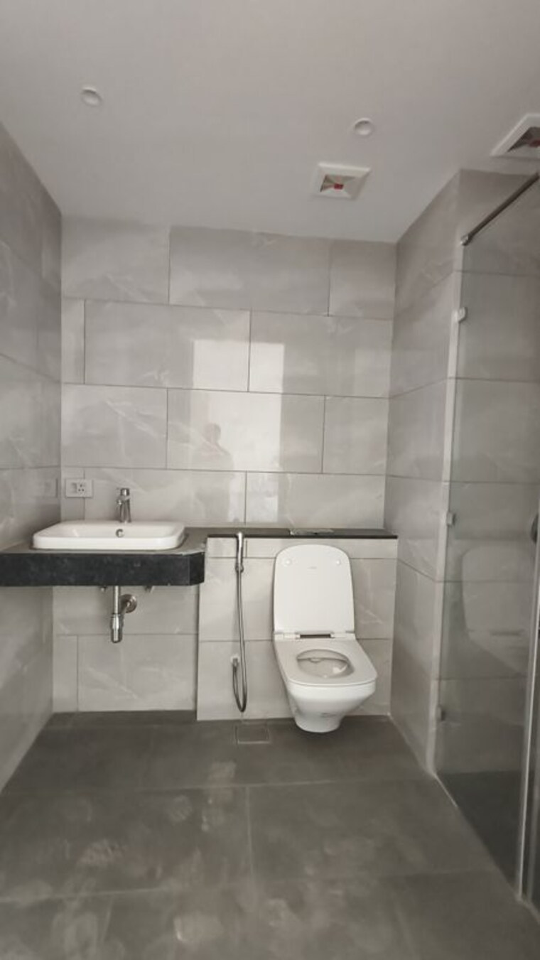Bathroom, rustomjee-crown 5 Bedroom 3250 Sq.Ft. Apartment In Prabhadevi Mumbai 10343806