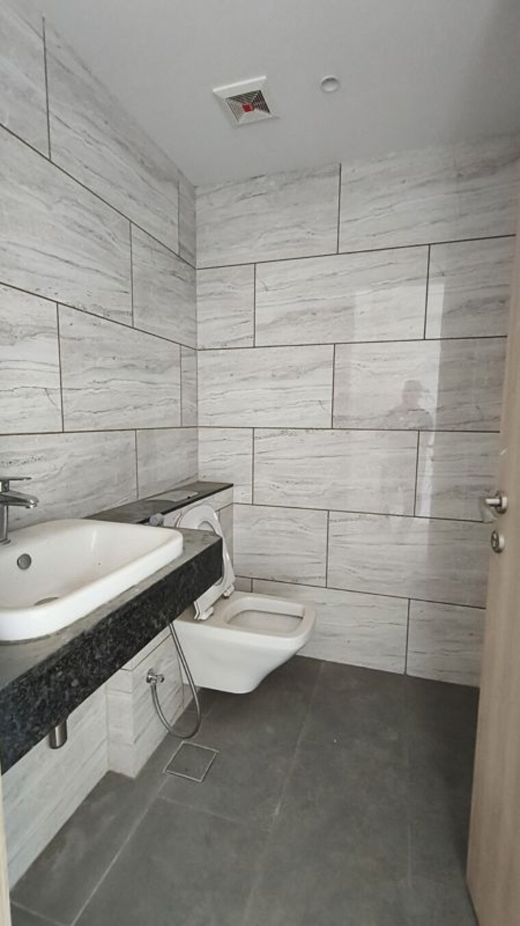 Bathroom, rustomjee-crown 5 Bedroom 3250 Sq.Ft. Apartment In Prabhadevi Mumbai 10343806