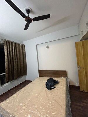 Room in 3.5 BHK Apartment at Jaypee Kensington Park Apartments, Sector 133 – for Rent