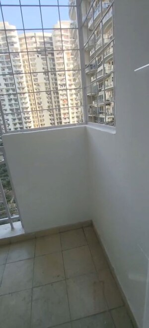 Room in 3 BHK Apartment at Mahagun Moderne, Sector 78 – for Rent