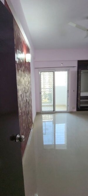 Room in 3 BHK Apartment at Mahagun Moderne, Sector 78 – for Rent