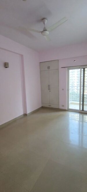 Room in 3 BHK Apartment at Mahagun Moderne, Sector 78 – for Rent