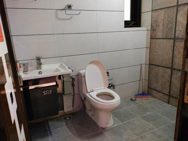 Bathroom, ip extension 2 Bedroom 1050 Sq.Ft. Apartment In Ip Extension Delhi 10608322