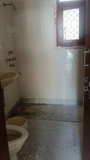 Bathroom in 4 BHK Apartment at Sector 45 – for Rent