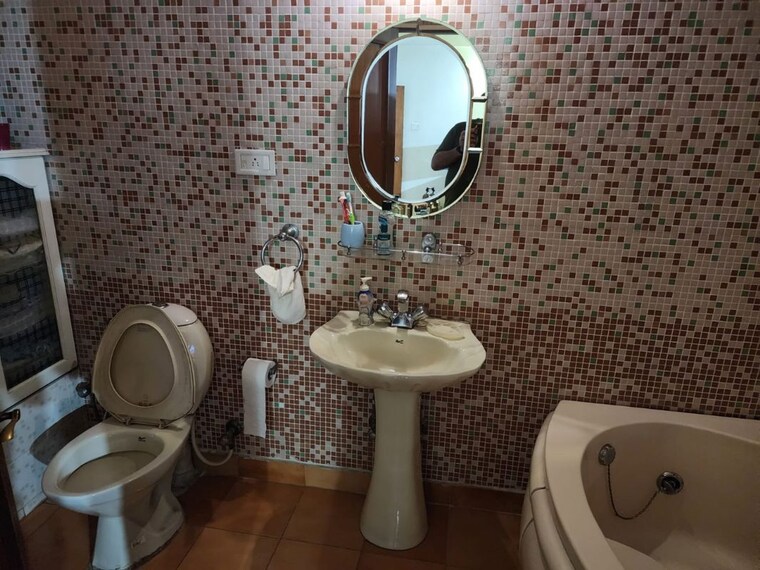 Bathroom, embassy-eros 4 Bedroom 2500 Sq.Ft. Apartment In Halasuru Bangalore 10608411