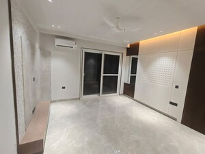 Room in 5 BHK Builder Floor at Dlf Phase ii – for Sale