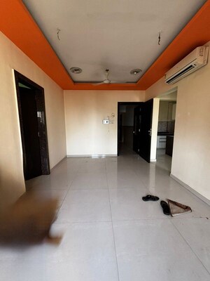 Room in 2 BHK Apartment at Lalani Grandeur, Goregaon East – for Rent