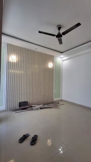 Room in 3 BHK Builder Floor at Dlf Phase ii – for Sale