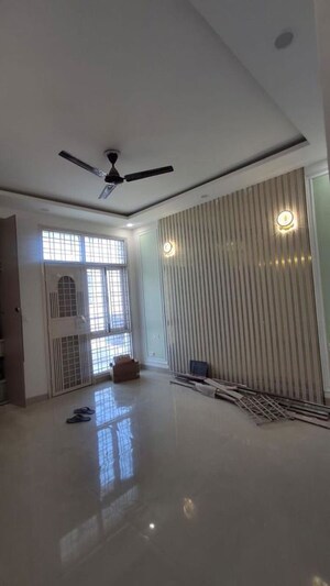 Room in 3 BHK Builder Floor at Dlf Phase ii – for Sale