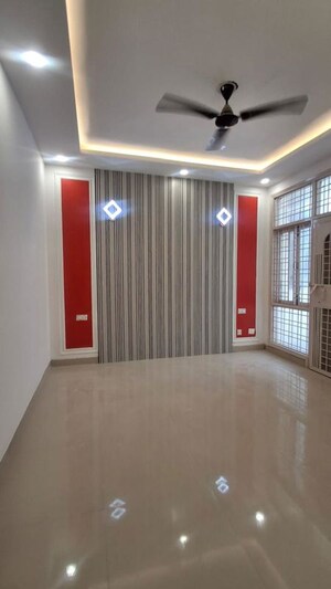 Bedroom in 3 BHK Builder Floor at Dlf Phase ii – for Sale