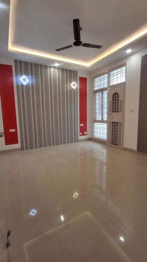 Room in 3 BHK Builder Floor at Dlf Phase ii – for Sale