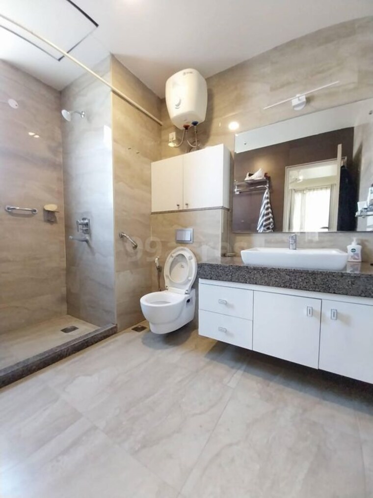 Bathroom, dlf phase ii 3 Bedroom 215 Sq.Yd. Builder Floor In Dlf Phase ii Gurgaon 10608539