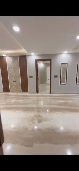 Room in 4 BHK Builder Floor at Sector 19 – for Rent