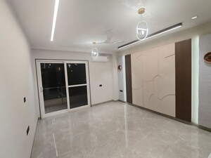 Room in 4 BHK Builder Floor at Dlf Phase ii – for Sale