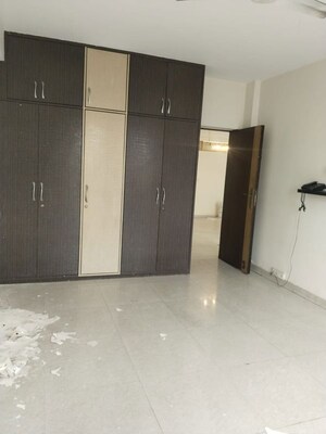 Room in 4 BHK Builder Floor at Dlf Phase ii – for Sale