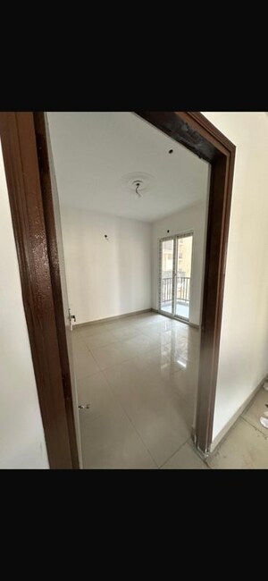 Room in 3.5 BHK Apartment at La Residentia, Tech Zone 4 Greater Noida – for Rent