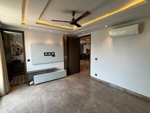 Room in 4 BHK Builder Floor at Dlf Phase ii – for Sale