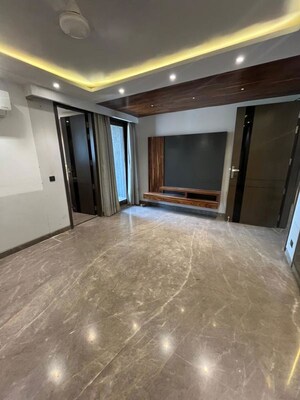 Room in 4 BHK Builder Floor at Dlf Phase ii – for Sale