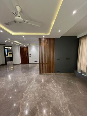 Room in 4 BHK Builder Floor at Dlf Phase ii – for Sale