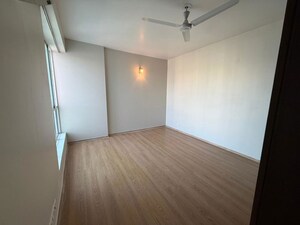 Room in 4 BHK Apartment at DLF The Summit, Dlf Phase V – for Sale
