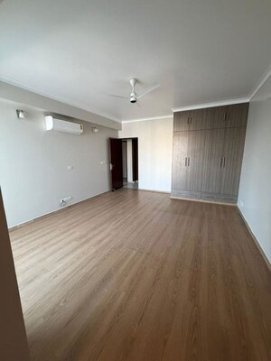 Room in 4 BHK Apartment at DLF The Summit, Dlf Phase V – for Sale