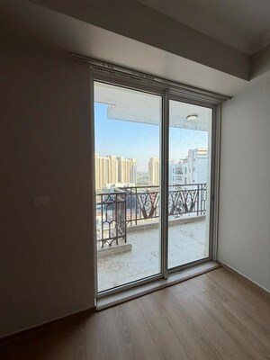 Room in 4 BHK Apartment at DLF The Summit, Dlf Phase V – for Sale