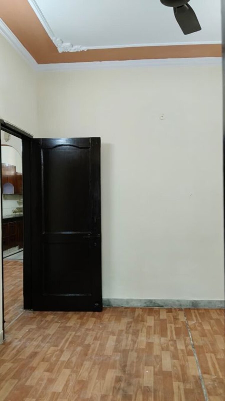 Room, spring-field 2.5 Bedroom 130 Sq.Yd. Builder Floor In Sector 31 Faridabad 10608708