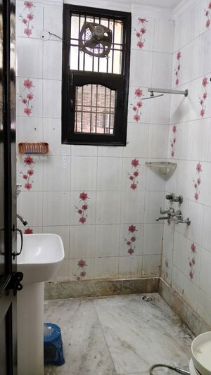 Bathroom in 2.5 BHK Builder Floor at Spring Field, Sector 31 – for Sale