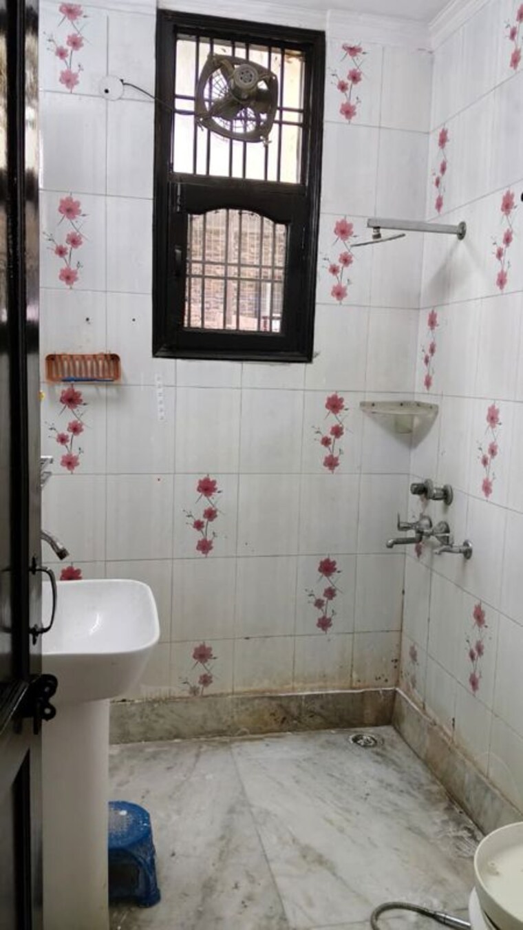 Bathroom, spring-field 2.5 Bedroom 130 Sq.Yd. Builder Floor In Sector 31 Faridabad 10608708