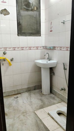 Bathroom in 2.5 BHK Builder Floor at Spring Field, Sector 31 – for Sale