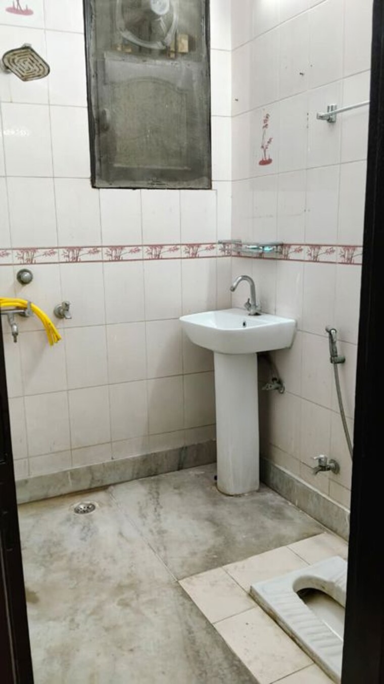 Bathroom, spring-field 2.5 Bedroom 130 Sq.Yd. Builder Floor In Sector 31 Faridabad 10608708